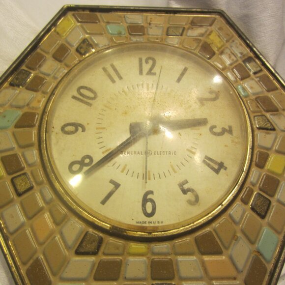 RETRO 70'S WALL CLOCK, METAL W/FAUX TILE PRINT, GE CLOCK - Picture 3 of 10